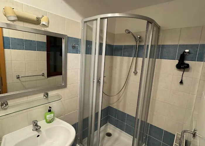 1 Bed Flat - Sleeps 4 - Pets - Smoking On Terrace Apartment