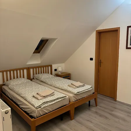 1 Bed Flat - Sleeps 4 - Pets - Smoking On Terrace